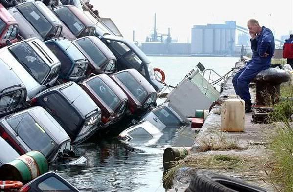 http://i689.photobucket.com/albums/vv260/rightdrive/Sinking_Cars.jpg